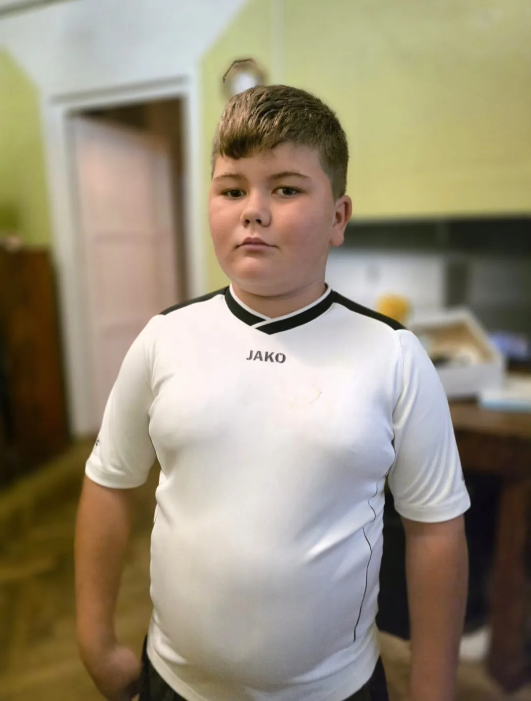 Donează pentru Dragoș, copilul care riscă sa rămână pe străzi, mai ales acum, când moartea tatălui se apropie.